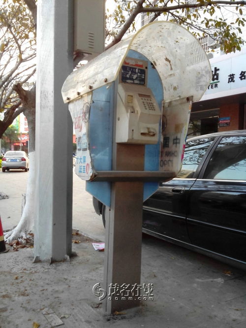 文明城市中的一道风景 破烂电话亭