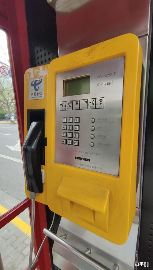 一个疑问:为什么很多城市街边的这种公共电话亭还保留着,现在应该都没